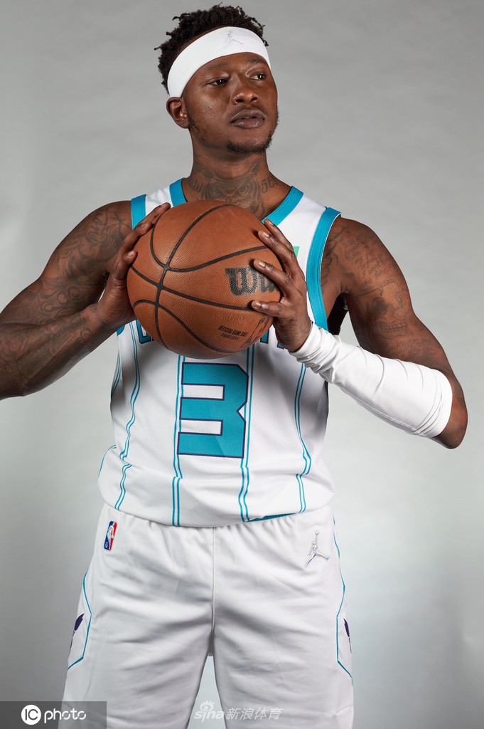 包含里昂单刀错失备战足总杯多特蒙德造点机会备战社区盾，连对手都承认：夏洛特黄蜂清晨造点机会的词条